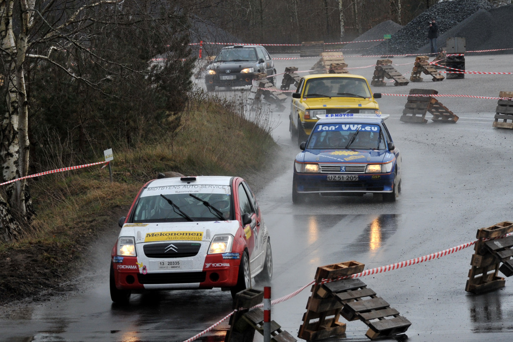 Frank Nielsen (forrest) stod for overraskelsen, da han i sin lille Citroën C2 kørte sig frem til en plads i finalen, hvor han slog en af de firhjulstrækkere, der ellers skulle kunne stå bedre fast på den våde og glatte asfalt.
(Foto: Henrik Skovhuus)